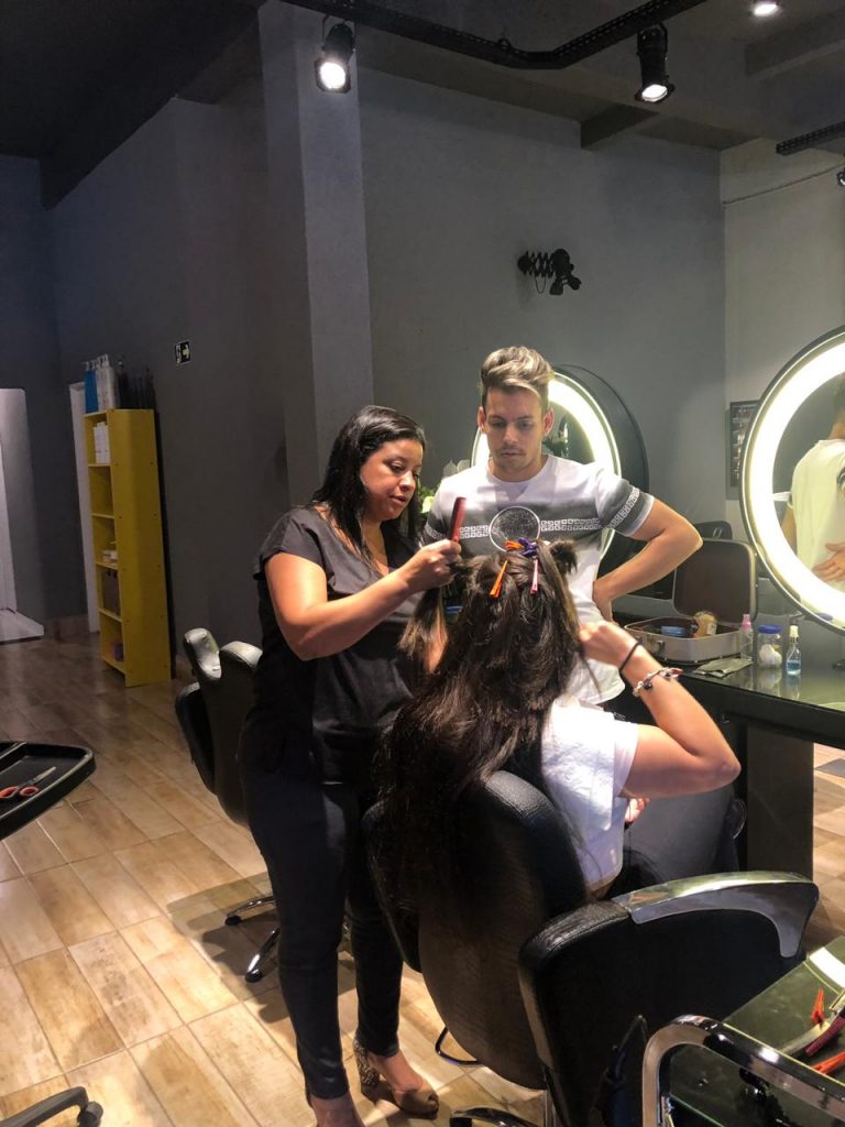 Curso de mega hair de fita adesiva