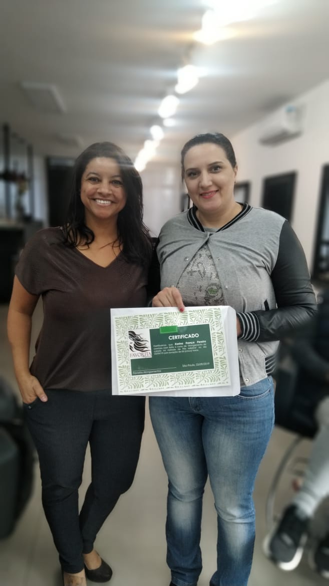 Curso de mega hair de fita adesiva